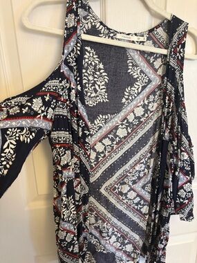 Maurices Navy, White & Red Cold-Shoulder Floral Print Tunic